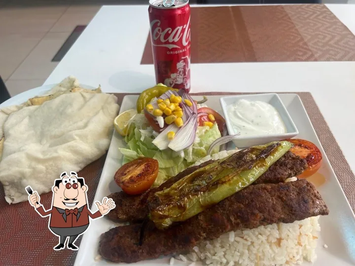 Grillteller mit Reis und Salat