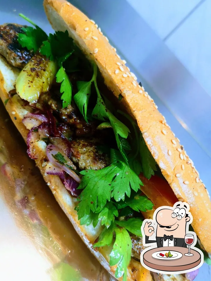 Sandwich mit Salat und Kräutern